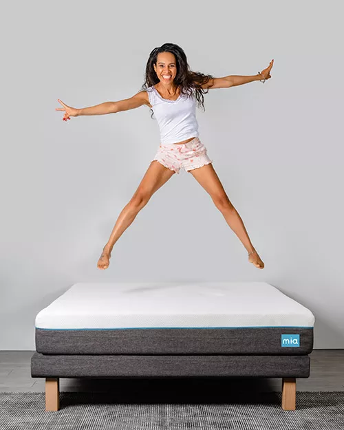 Femme heureuse avec le matelas MIA